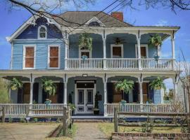 Vicksburg Home with 3 Porches, Walk to Downtown, hotel i Vicksburg