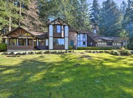 Camano Island Family House with Hot Tub and Deck!, vacation home in Maple Grove Beach