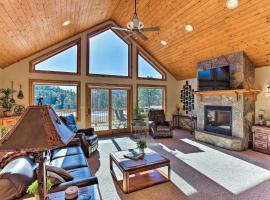 Cabin with Deck and Fire Pit, 9 Mi to Mt Rushmore!: Keystone şehrinde bir otel