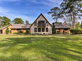 7 half Acre Private Ranch Home with Pool and Game Loft, feriebolig i Magnolia