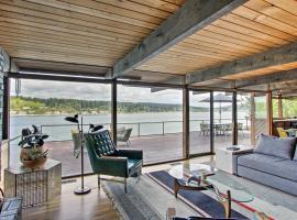 Waterfront Port Orchard Home with Furnished Deck, hotel i Port Orchard