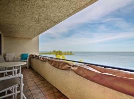 Hudson Resort Condo with Gulf Views and Beach!, ξενοδοχείο σε Hudson