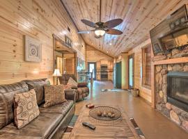 Cabin with Hot Tub Near Broken Bow Lake and Hiking โรงแรมในโบรคเคนโบว์