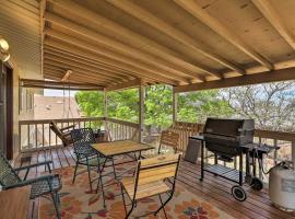 Page Home with Balcony and Yard, Walk to Rim View Trail, hótel í Page