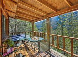 Private Yaak River Hideaway with Deck and Mtn Views!, vilă din Troy