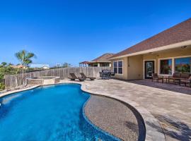 South Padre Paradise with Saltwater Pool Near Golf!, vila u gradu Laguna Vista