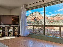 Sedona Home with Views and Patio Golf and Hiking Haven!, hotel Sedonában