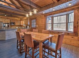 Pocono Log Cabin Fireplace, Fire Pits and Amenities, hotell med parkering i Pocono Lake
