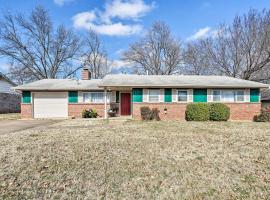 Norman Home with Yard, Walk to Park and OU Campus!, hytte i Norman