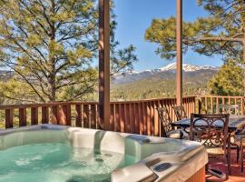 Ruidoso Condo with 2 Private Decks and Hot Tub!، شقة في رويدوسو