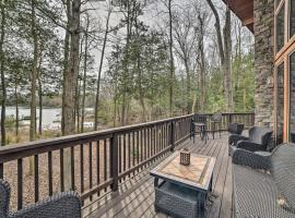 Waterfront Cottage with Fishing Dock and Fireplace!, hôtel à Heathsville