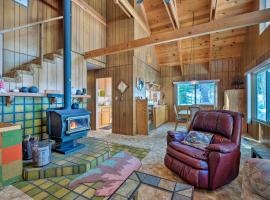 Bear Valley Cabin - Ski to XC Trails!, holiday rental in Tamarack