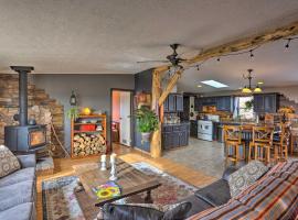 Cozy Black Hills Home 13 Acres with Deck and Views!, atostogų namelis mieste Hot Springsas