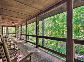 Creekside Marietta Cabin Retreat with Fire Pit!, hotel near Jones Gap State Park, Marietta