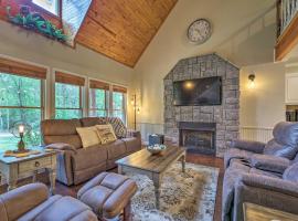 Updated Cabin on White River by Boat Landing!, hotel in Calico Rock