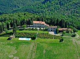 Villa Poggio dei Cipressi – hotel z parkingiem w mieście Chitignano
