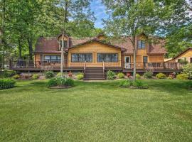 Large Home on Lake Edward with Deck and Fire Pit!, hotel con parcheggio a Nisswa