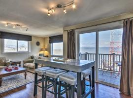 Waterfront Condo on Pier in Downtown Astoria!、アストリアのバケーションレンタル