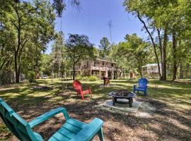 OBrien Home on about 1 Acre with Fire Pit - Near River!, parkolóval rendelkező hotel O'Brien városában