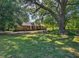 Secluded Baton Rouge Area Hideaway w/ Lawn!