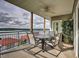 Waterfront Lake Ozark Condo with Deck and Pools, apartment in Lake Ozark