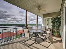 Waterfront Lake Ozark Condo with Deck and Pools, апартаменти у місті Лейк-Озарк