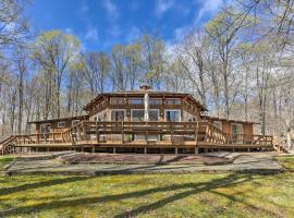 Family Home with Deck, Walk to Big Bass Lake!, hotell i Gouldsboro