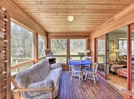 Peaceful Chilmark Farmhouse by Menemsha Beach, hotel v destinaci Chilmark