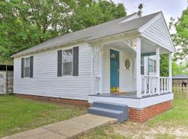 Gulfport Home with Deck and Grill, Walk to Beach!, хотел близо до West Side Park and Splash Pad, Гълфпорт