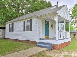 Gulfport Home with Deck and Grill, Walk to Beach!, hotel perto de Long Beach WWII Battleship Guns, Gulfport