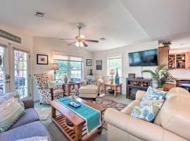 9 Mi to Midtown Harrisburg Cottage with Deck, hotel v destinaci Harrisburg