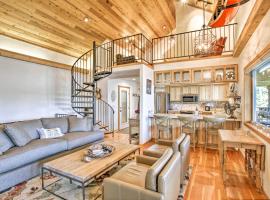 South Lake Coeur dAlene Home with Dock and Kayaks!, viešbutis mieste Worley