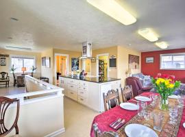 Waldport Townhome with Dog Run on Alsea Bay!, ξενοδοχείο σε Waldport