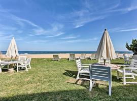 Virginia Beach Studio with Balcony and Pool View!, hotel in Virginia Beach