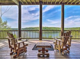 Spacious Cabin on Dale Hollow Lake with Hot Tub!, villa in Albany