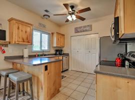 Kanab Condo with Pool and Patio, 30mi to Zion NP!, lejlighed i Kanab