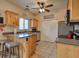 Kanab Condo with Pool and Patio, 30 Mi to Zion NP, hotel v destinaci Kanab