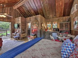 Snuggle Inn Wimberley Cabin with Fire Pit and Deck, ξενοδοχείο που δέχεται κατοικίδια σε Wimberley