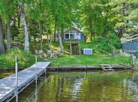 White Lake Home with Patio, Fire Pit, Boat Dock!，Waupaca的Villa