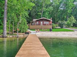 Waterfront Lake Martin Home with Grill and Beach!, villa em Eclectic