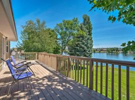 Lake House with Hot Tub - 1 Mi to Surf n Slide, casa per le vacanze a Moses Lake