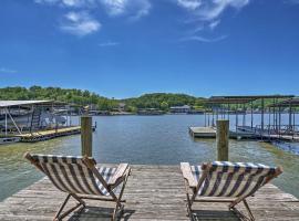 Lake of the Ozarks Home with Game Room, BBQ and Dock!, hotel met parkeren in Osage Beach