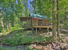 Creekside Cabin with Deck in Pisgah Forest!, villa i Barnardsville