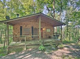 Pisgah Forest The Oak Cabin with Deck by Creek, villa i Barnardsville