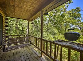 Secluded Studio with Deck, about 8 Miles to Beaver Lake!: Eureka Springs şehrinde bir otel