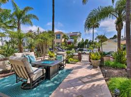 Luxe Home with Rooftop Patio Walk to Oceanside Beach, hotel em Oceanside