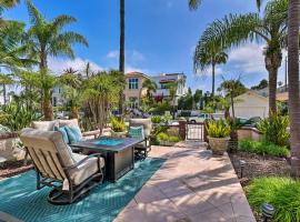 Luxe Home with Rooftop Patio Walk to Oceanside Beach, spahotell i Oceanside