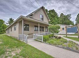 Cedar Home with Fire Pit and Grill about 3 Mi to Lakes, hotell med parkering i Cedar