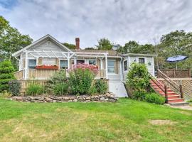 Charming East Boothbay Cottage with Large Yard!, hotel with parking in East Boothbay