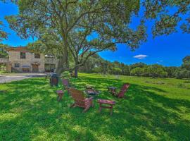 Scenic Cottage with Views, 17 mi to San Antonio!, villa in San Antonio